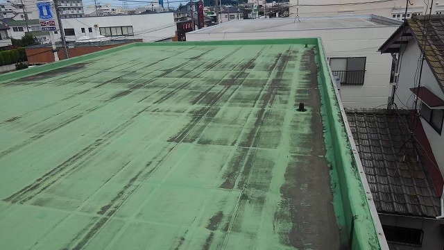 屋上防水が劣化で変色している