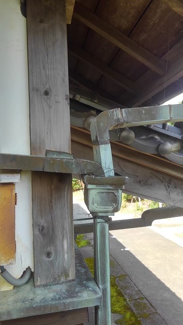 銅雨樋が全体的に変色やズレを起こしている