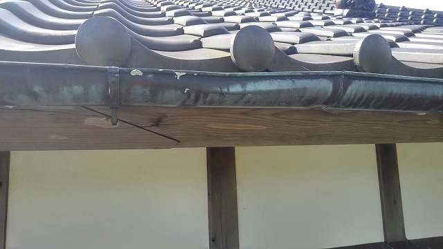歪んでいる軒樋を下からみた写真