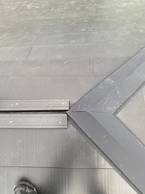 棟板金の取り付け作業中の写真