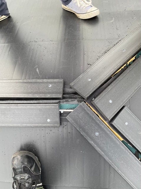 スレート屋根の棟板金の下地の貫板を樹脂製へお取替え