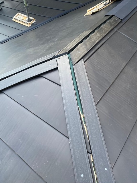 樹脂貫の上に棟板金を取り付けていきます