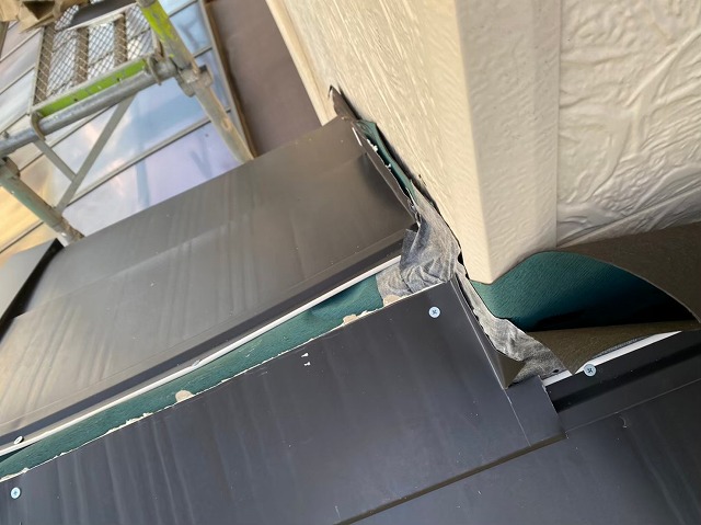 横暖ルーフを屋根頂部まで葺いたところ