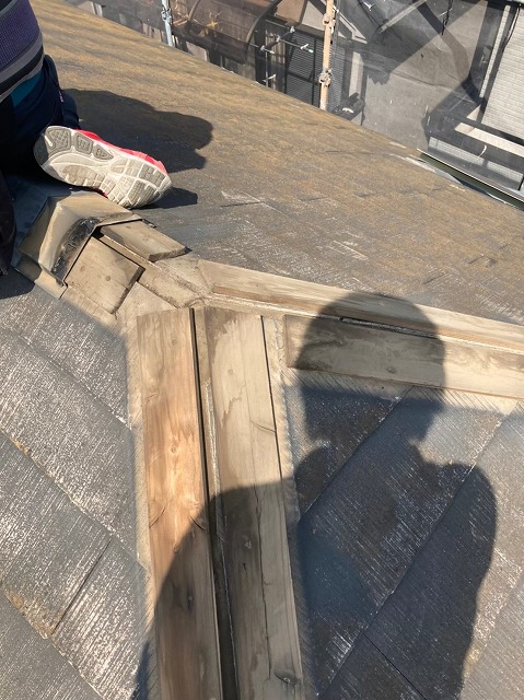 棟板金取り外し後の下地の貫板