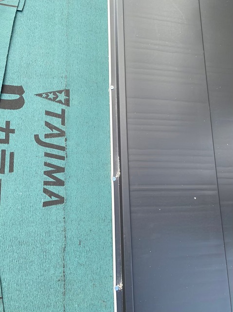 横暖ルーフで屋根カバー工事をすすめているところ