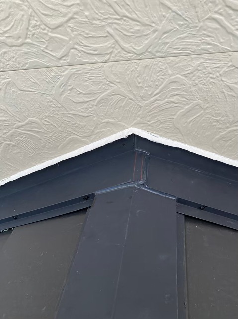 外壁との取り合い部分の雨押え板金の取り付け後