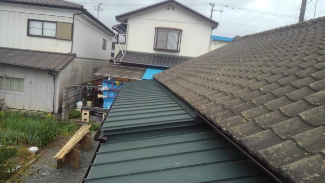 立平ロックで屋根下部を施工