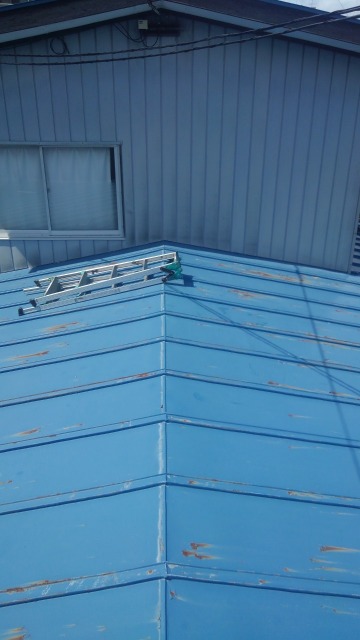 金属屋根材にところ軽度な錆が見られる