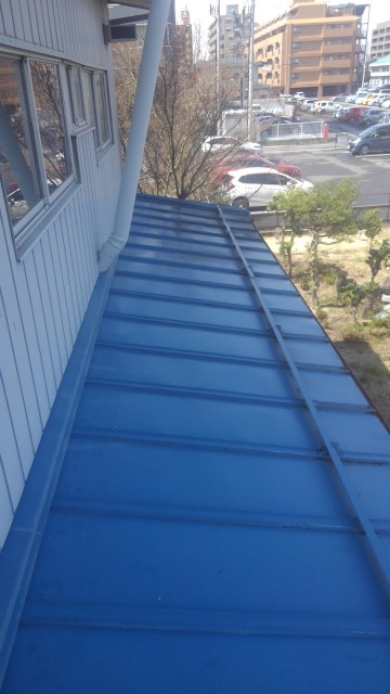 棒葺き屋根に雪止めアングルが設置されているが目立つ劣化は見られない