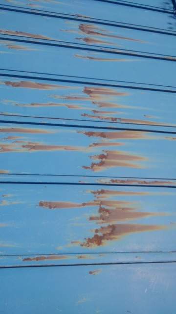 棒葺き屋根の一部に錆が発生