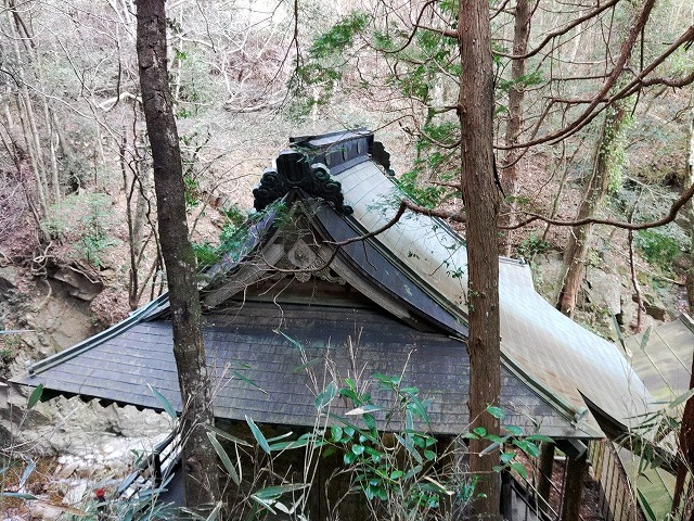 神社の鬼が傾いている