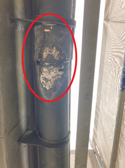 軒樋の裏側が腐食が進み、変色・変形が見られる