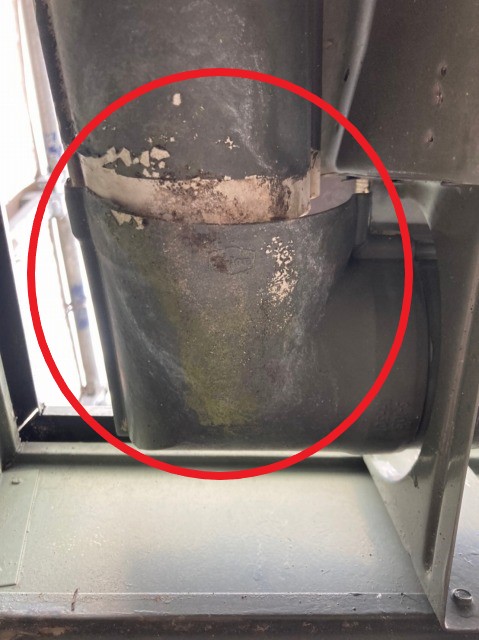 雨樋の曲りが劣化し隙間があいている