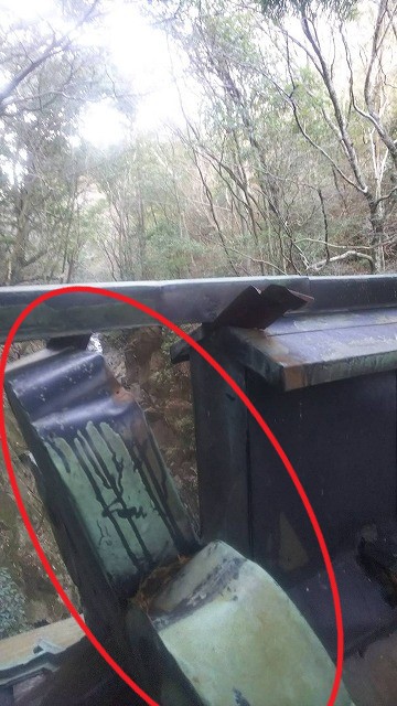 銅板の鬼が外れて傾いている