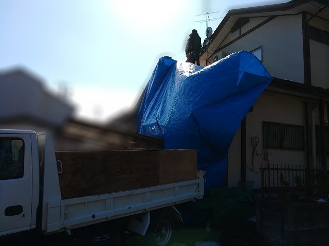 いわき市の二階建ての戸建て住宅にて解体した瓦屋根を下におろしているところ