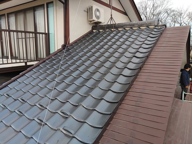 屋根葺き替え工事前の瓦屋根の写真