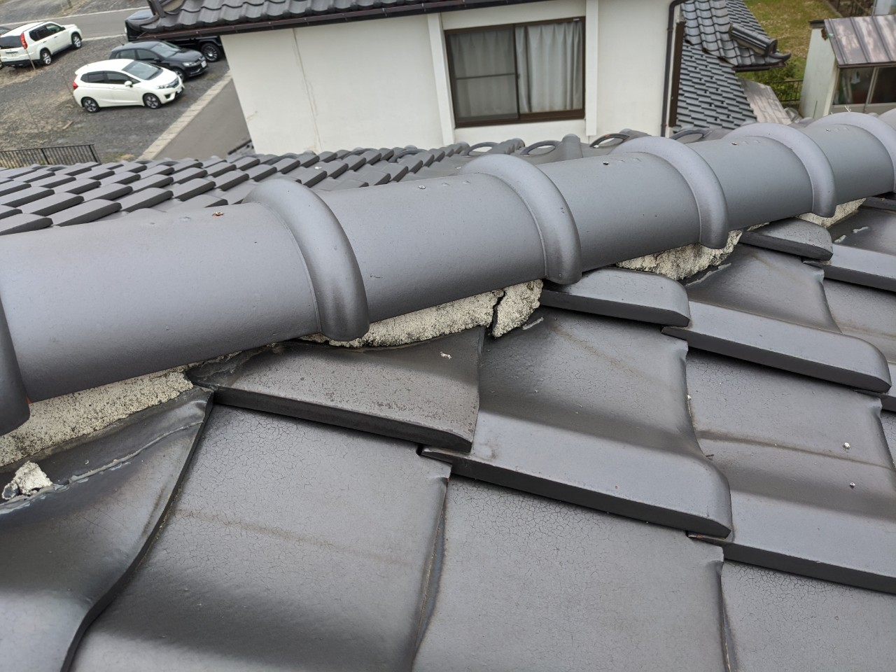 瓦屋根の下り棟の漆喰が割れている