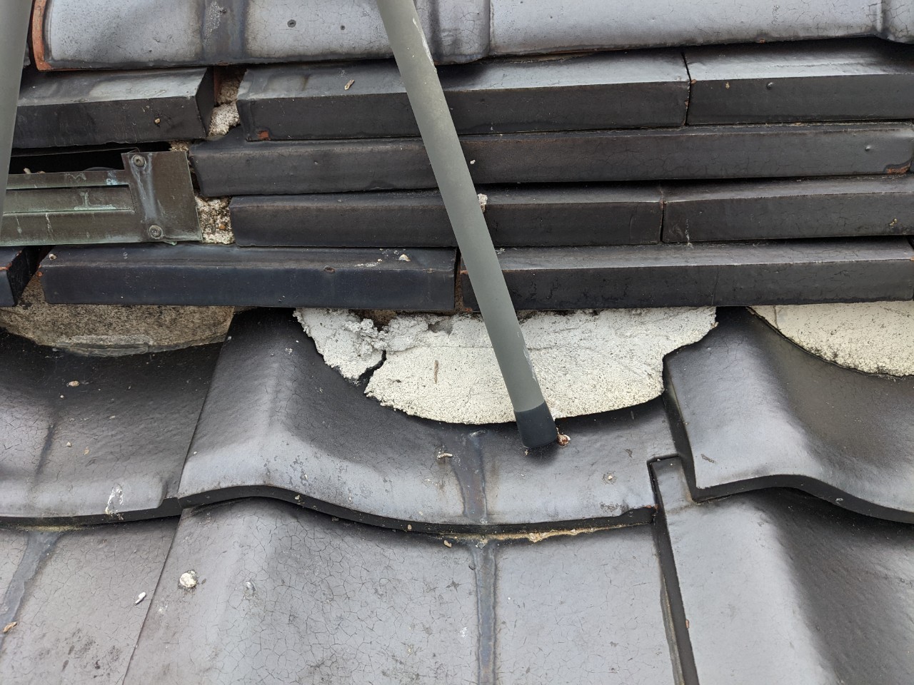 瓦の漆喰が割れている