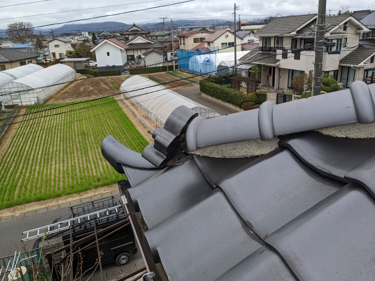 和型鬼瓦がずれてしまっている