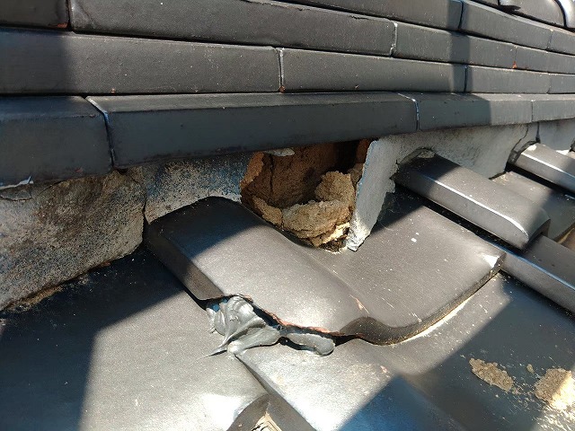 瓦屋根の漆喰が割れている