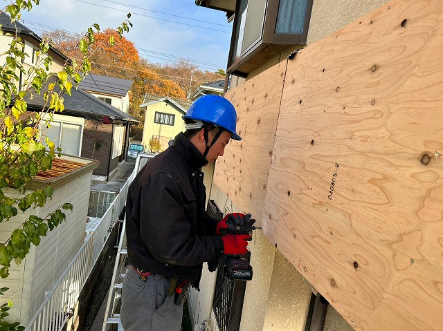 バルコニー外壁の木下地に構造用合板を取り付けているところ