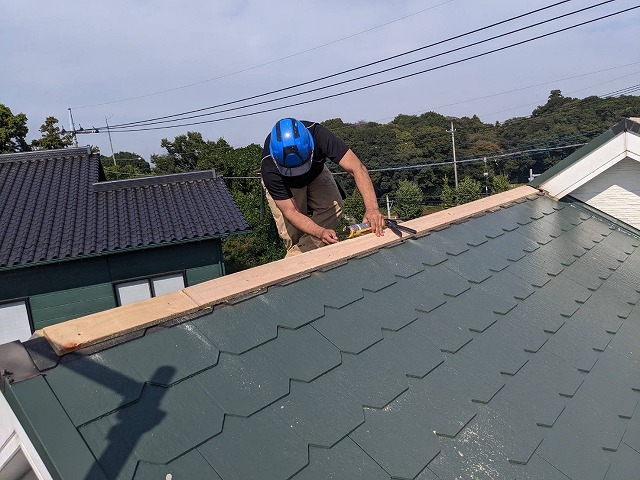 新しい木下地の貫板を取り付けているところ