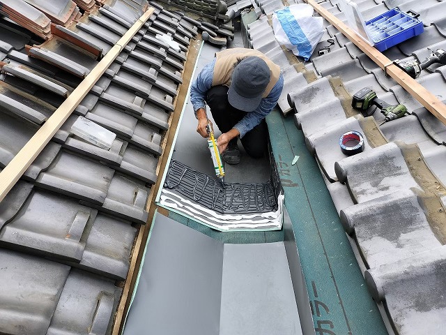 瓦屋根の大谷板金の施工風景