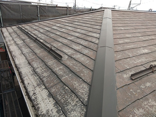 経年劣化により色褪せたスレート屋根