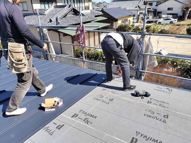 新しい屋根材を施工しているところ