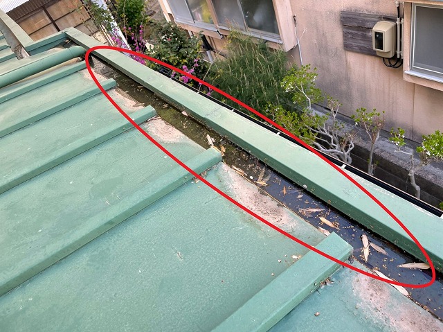 排水溝にゴミが詰まっていて雨水が排水されていない