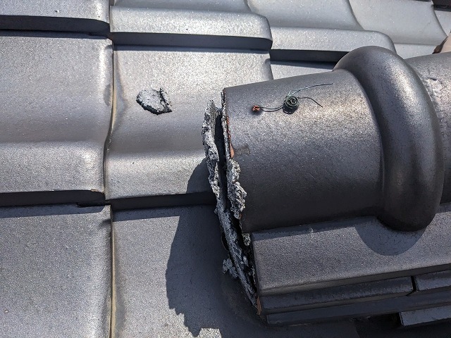 漆喰が剥がれているの瓦屋根