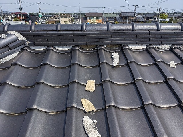 漆喰が剥がれているの瓦屋根