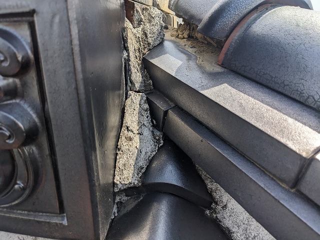 漆喰が剥がれているの瓦屋根