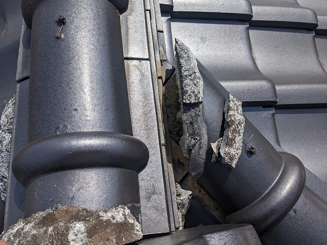 漆喰が剥がれているの瓦屋根