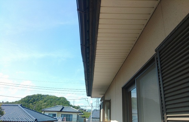 強風の影響で歪んでしまった雨樋