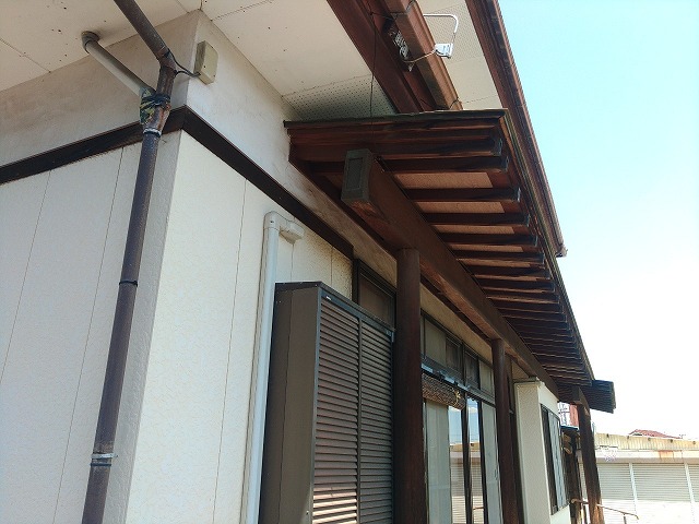 経年劣化により錆びつき始めた雨樋