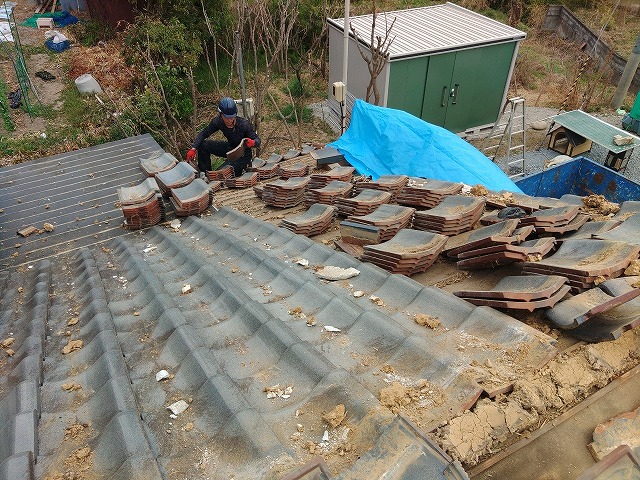瓦屋根の取り外し作業