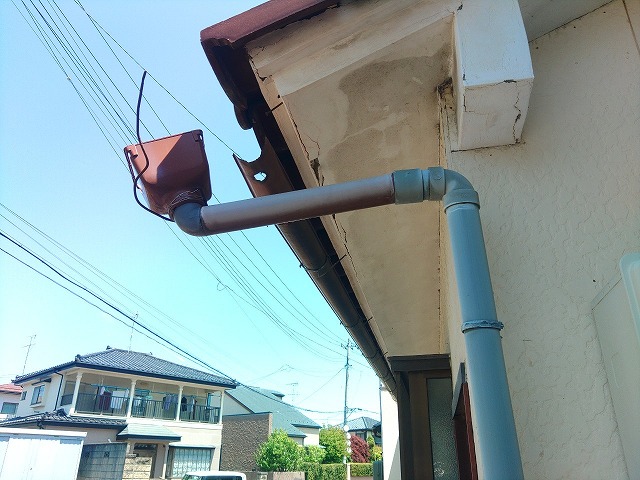 強風の影響で破損してしまった雨樋