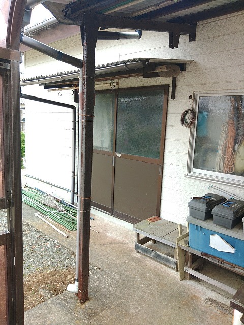 錆びてしまった物置の柱