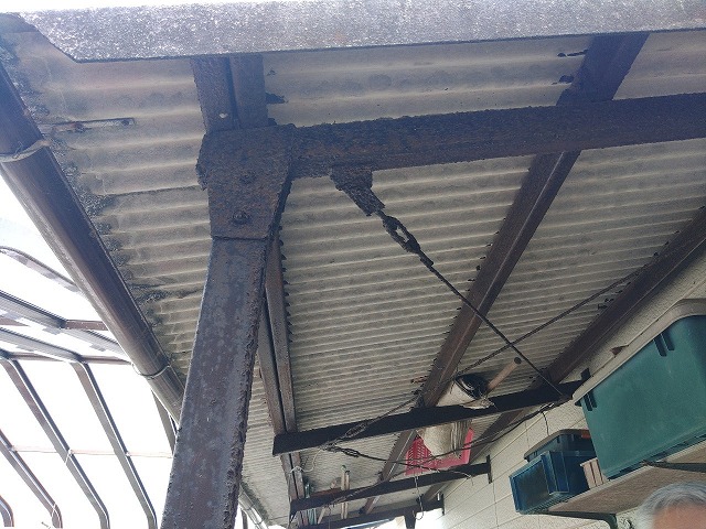 錆び切ってしまった柱