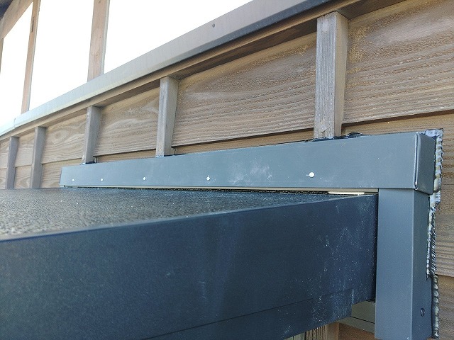 庇の端をコーキング