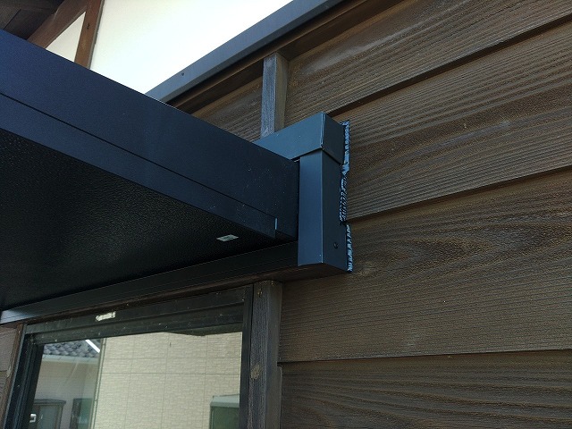 庇の端をコーキング