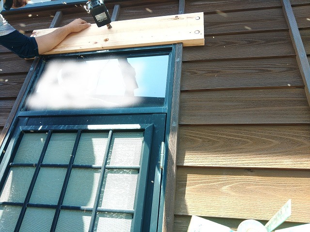 庇を取り付けるための土台をビスで固定