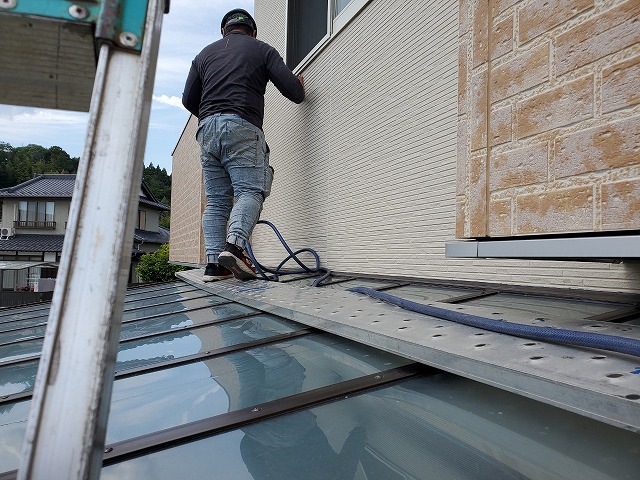 テラスルームに上り散水試験をしている