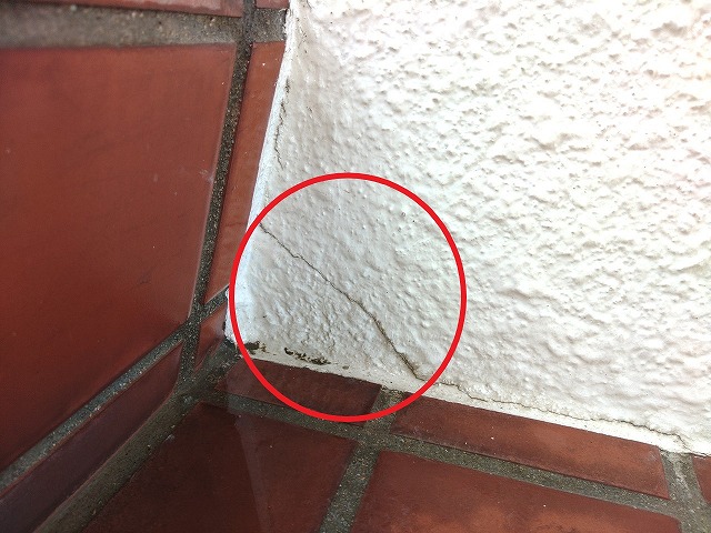 階段壁面に亀裂