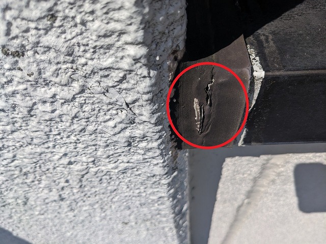 笠木のコーキング部分に亀裂