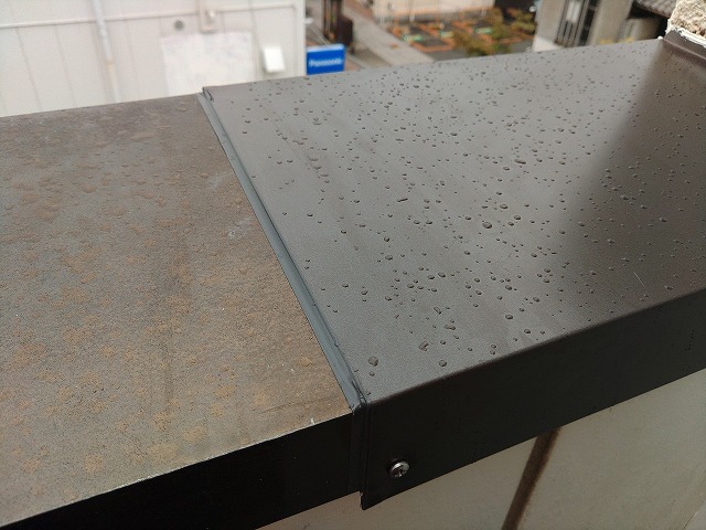 新しく取り付けた笠木の一部分