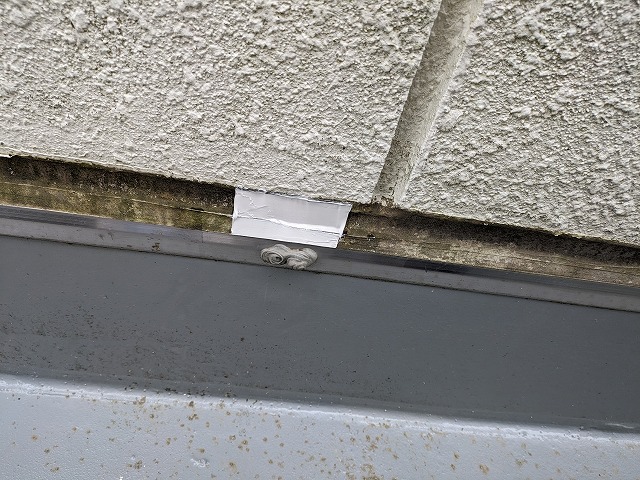 コーキング剤にて補修したところ