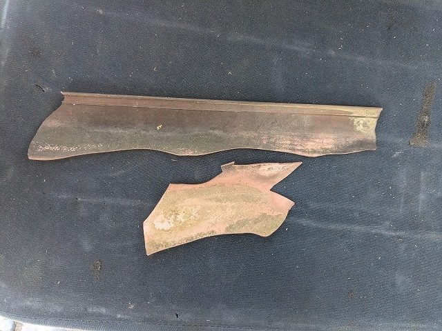 雨樋の割れた部分の破片