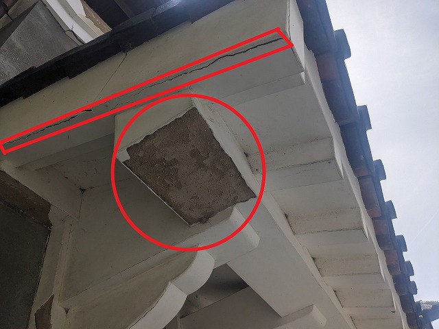 漆喰が剥がれてしまった蔵の庇裏部分